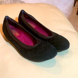 Munro black suede wedges.